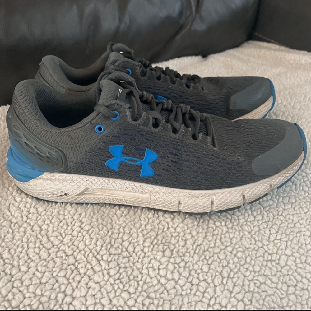 Men’s Armour Charged Rogue running shoes 7.5 gray